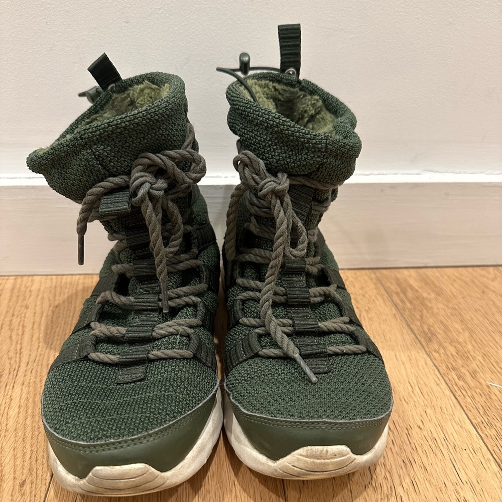 Nike Roshe Run Hi Sneaker Boots in Green